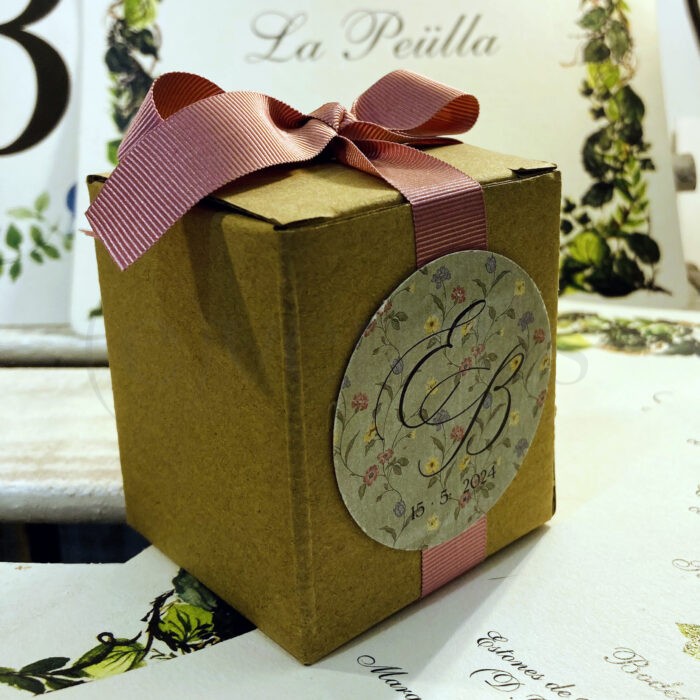 Detalles de boda para ellas. Podéis cambiar el color de los lazos, las cajas etc o modificar las presentaciones para crear el detalle de boda a vuestro gusto. Pedir más información para la posibilidad de grabar las piezas. Los precios incluyen los montajes finales de las piezas, confitería o pesadillas si llevan y el iva. * Los precios de la web y la tienda pueden variar ligeramente * Si desea comprar menos de 30 unidades, pónganse en contacto con nosotros