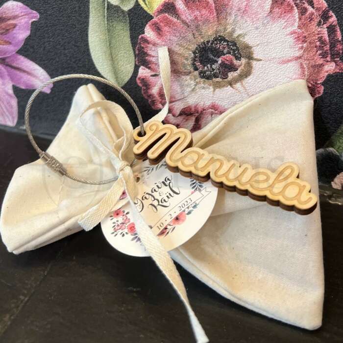 regalo para invitados llavero de madera con mombre invitado